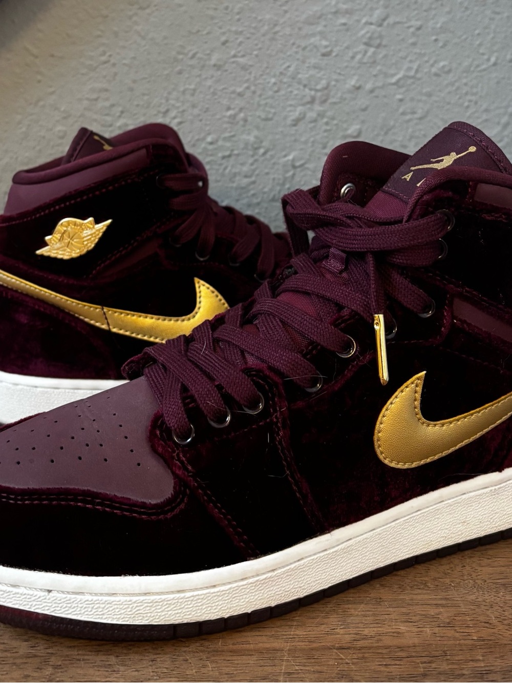 Nike Air Jordan 1 Mid - Burgundy Velvet Heiress Women 8 Youth 6.5